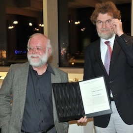 Prof. Dr. Ludger Lütkehaus (links) erhielt vom Präsidenten der Schopenhauer-Gesellschaft, Prof. Dr. Matthias Koßler, die Auszeichnung.